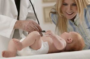 Bebê sendo examinado